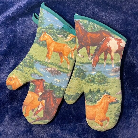 Pair of Oven Mitts w/ horse pattern - Picture 1 of 1